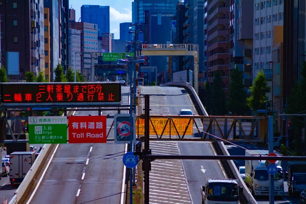 Een verkeersstraat bij de snelweg ingang in Tokio gok — Stockfoto