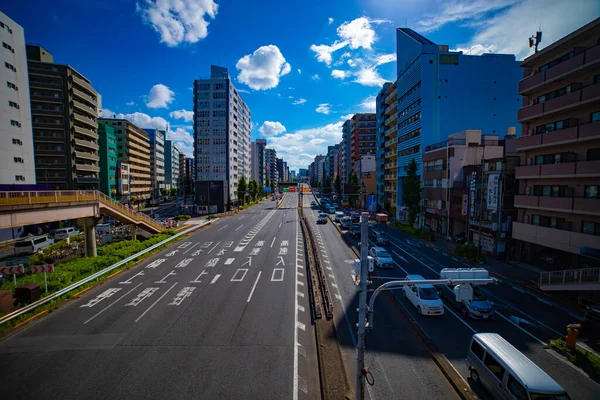 Een verkeersstraat bij de benedenstad in Tokio breed schot — Stockfoto
