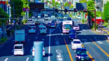 Tokyo şehir merkezindeki minyatür trafik sokağının zaman kayması.