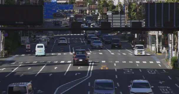 O stradă de trafic la intrarea pe autostradă din Tokyo — Videoclip de stoc