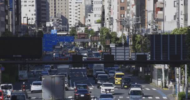 东京高速公路入口的一条交通大街开了一枪 — 图库视频影像