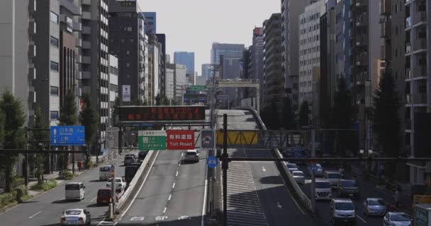 东京高速公路入口的一条交通街 — 图库视频影像