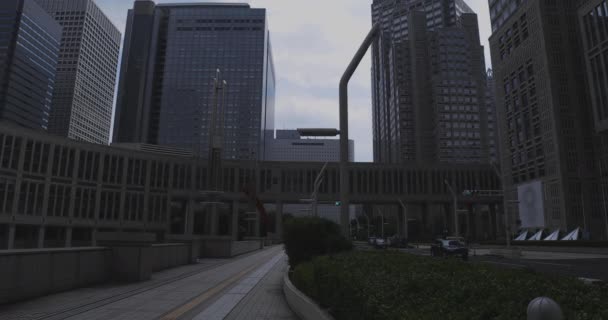 Tokió Metropolitan Government wide shot pannning billenés — Stock videók