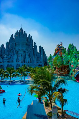 Ho Chi Minh Vietnam 'daki Suoi Tien parkında büyük bir anıt.