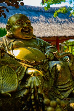 Ho Chi Minh Vietnam 'daki Suoi Tien parkında bir Muhafız heykeli.