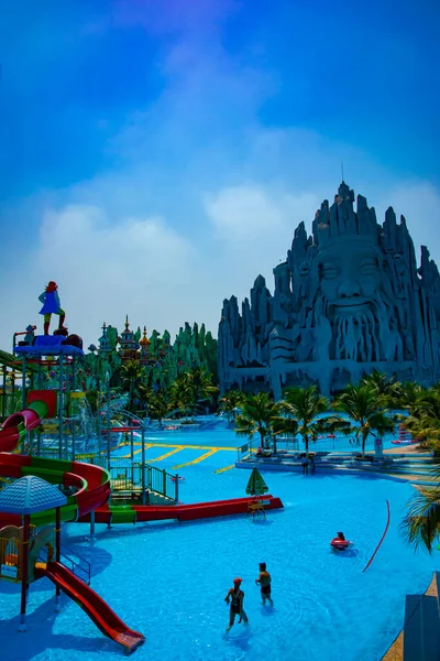 Um grande monumento no parque Suoi Tien em Ho Chi Minh Vietnã — Fotografia de Stock