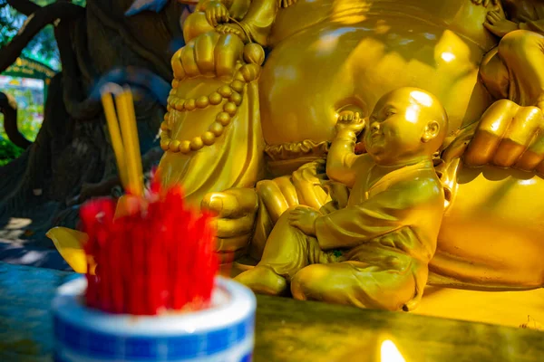 Una estatua del Guardián en el parque Suoi Tien en Ho Chi Minh Vietnam — Foto de Stock