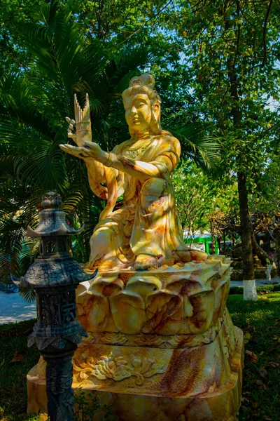 Uma estátua do Guardião no parque Suoi Tien em Ho Chi Minh Vietnã — Fotografia de Stock