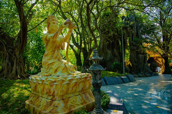 Uma estátua do Guardião no parque Suoi Tien em Ho Chi Minh Vietnã — Fotografia de Stock