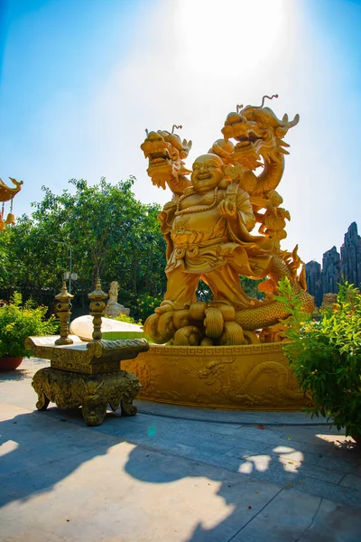 En Väktare staty vid Suoi Tien park i Ho Chi Minh Vietnam — Stockfoto