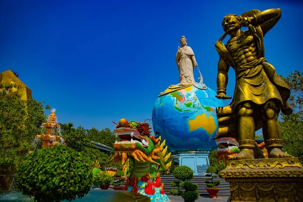 Статуї буддійського буддизму в парку Суой Тянь у Хо Ши Міні. — стокове фото