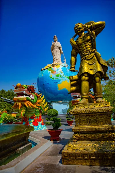 Статуї буддійського буддизму в парку Суой Тянь у Хо Ши Міні. — стокове фото