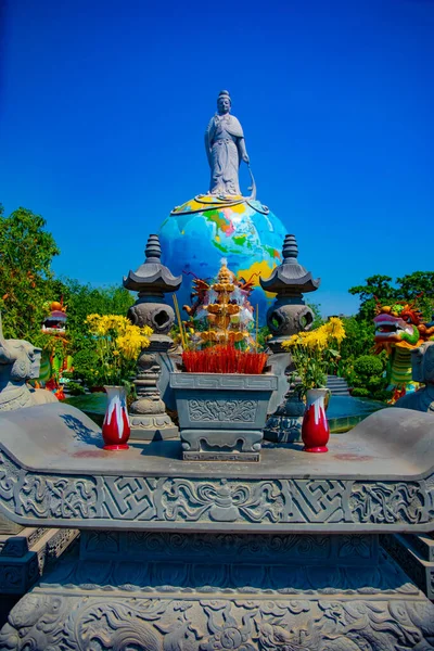 Estátuas de um budismo no parque Suoi Tien em Ho Chi Minh Vietnã handheld — Fotografia de Stock