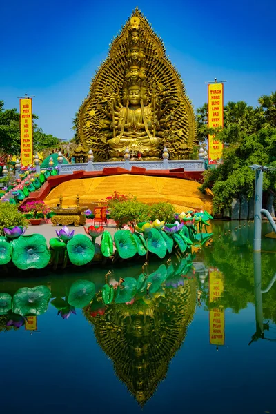 Uma Deusa da Misericórdia com 1000 armas no parque Suoi Tien em Ho Chi Minh — Fotografia de Stock