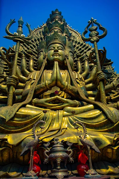 Богиня Милосердя з 1000 зброєю в парку Суой Тянь в Хо Ши Міні. — стокове фото