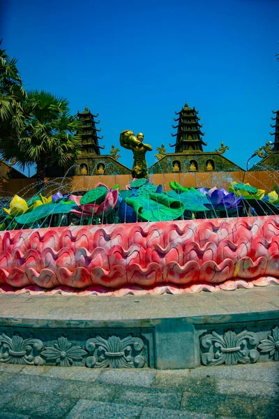 Una estatua del Guardián en el parque Suoi Tien en Ho Chi Minh Vietnam —  Fotos de Stock