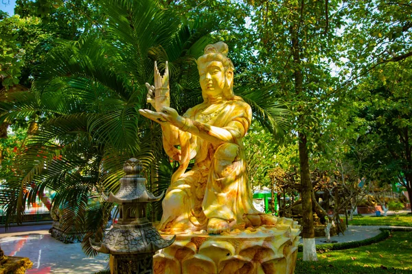 Uma estátua do Guardião no parque Suoi Tien em Ho Chi Minh Vietnã — Fotografia de Stock