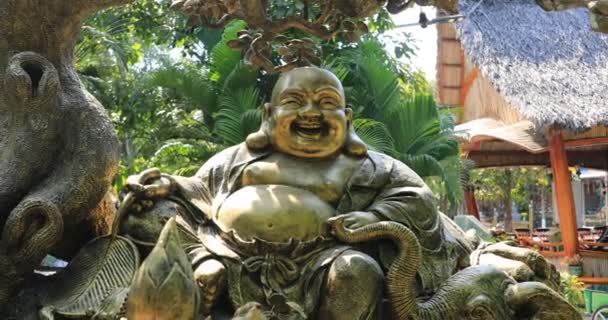 Een Boeddhisme standbeeld bij Suoi Tien park in Ho Chi Minh Vietnam handheld — Stockvideo