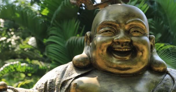 Ho Chi Minh Vietnam 'daki Suoi Tien parkında bir Budizm heykeli. — Stok video