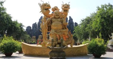 Ho Chi Minh Vietnam 'daki Suoi Tien parkında bir Budizm heykeli.