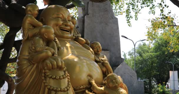 Una estatua de budismo en el parque Suoi Tien en Ho Chi Minh Vietnam — Vídeos de Stock