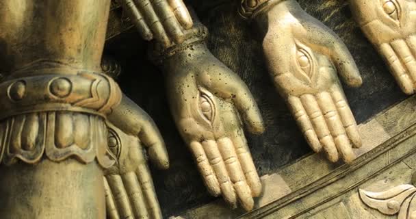 Богиня Милосердия с 1000 руками в парке Суой Тяньмэнь в руке Хошимина — стоковое видео