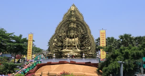 En nådens gudinna med 1000 armar i Suoi Tien park i Ho Chi Minh Vietnam — Stockvideo