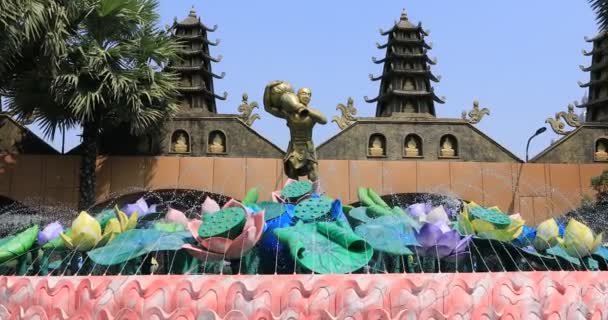 Een Guardian standbeeld bij Suoi Tien park in Ho Chi Minh Vietnam handheld — Stockvideo