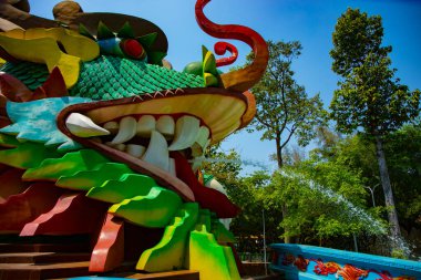 Ho Chi Minh Vietnam 'daki Suoi Tien parkında büyük bir ejderha heykeli.