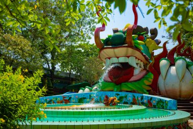 Ho Chi Minh Vietnam 'daki Suoi Tien parkında büyük bir ejderha heykeli.