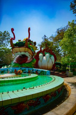 Ho Chi Minh Vietnam 'daki Suoi Tien parkında büyük bir ejderha heykeli.