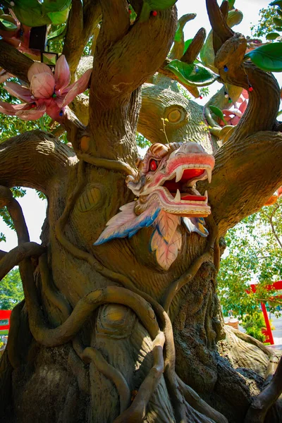 Un gran dragón estatua en el parque Suoi Tien en Ho Chi Minh Vietnam primer plano —  Fotos de Stock