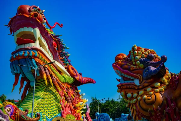 Um grande dragão estátua no parque Suoi Tien em Ho Chi Minh Vietnã — Fotografia de Stock
