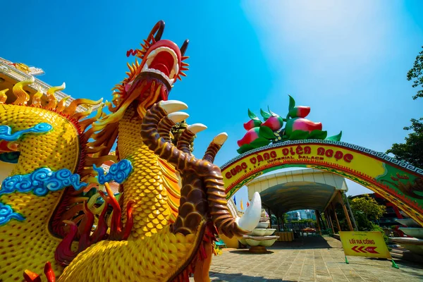Un gran dragón estatua en el parque Suoi Tien en Ho Chi Minh Vietnam tiro ancho —  Fotos de Stock