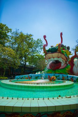 Ho Chi Minh Vietnam 'daki Suoi Tien parkında büyük bir ejderha heykeli.