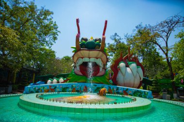 Ho Chi Minh Vietnam 'daki Suoi Tien parkında büyük bir ejderha heykeli.