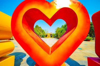 Ho Chi Minh Vietnam 'daki Suoi Tien Parkı' nda bir heykel kalbi.