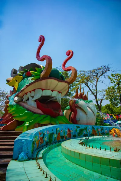 Ho Chi Minh Vietnam 'daki Suoi Tien parkında büyük bir ejderha heykeli.
