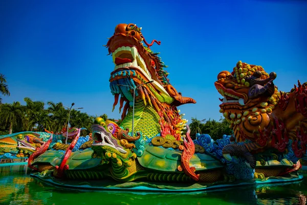 Um grande dragão estátua no parque Suoi Tien em Ho Chi Minh Vietnã tiro largo — Fotografia de Stock