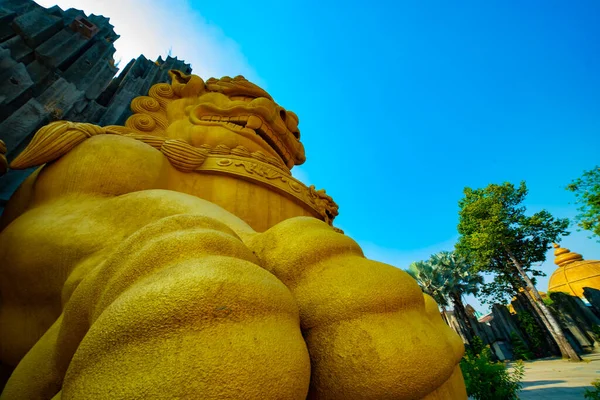 Un perro guardián de la estatua grande en el parque Suoi Tien en Ho Chi Minh ángulo bajo — Foto de Stock