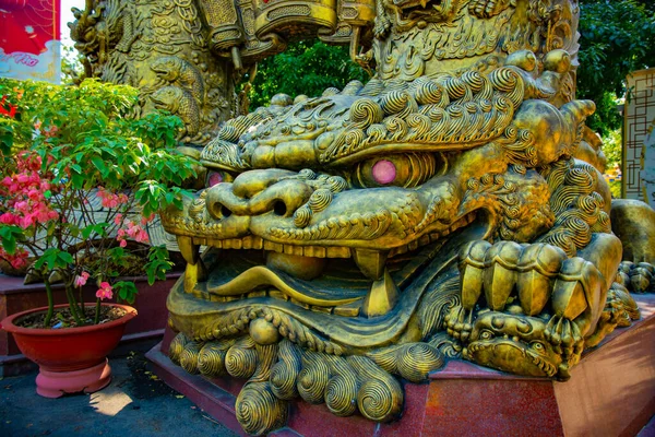 Un perro guardián de la estatua grande en el parque Suoi Tien en Ho Chi Minh tiro ancho —  Fotos de Stock