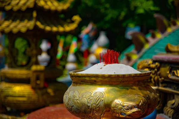 En rökelse pinne på Suoi Tien park i Ho Chi Minh Vietnam närbild — Stockfoto