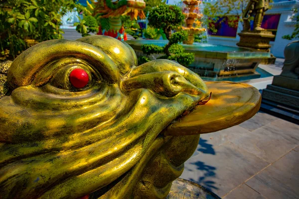 Un azote de estatua en el parque Suoi Tien en Ho Chi Minh Vietnam —  Fotos de Stock