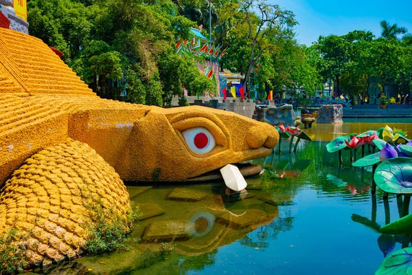 Una tortuga estatua en el parque Suoi Tien en Ho Chi Minh Vietnam —  Fotos de Stock