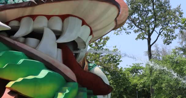 Eine große Statue Drache im Suoi Tien Park in Ho Chi Minh Vietnam Nahaufnahme — Stockvideo