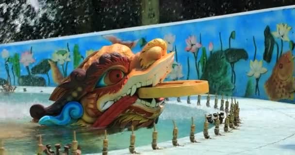 Большой дракон статуи в парке Суой Тянь в Хо Ши Мине — стоковое видео