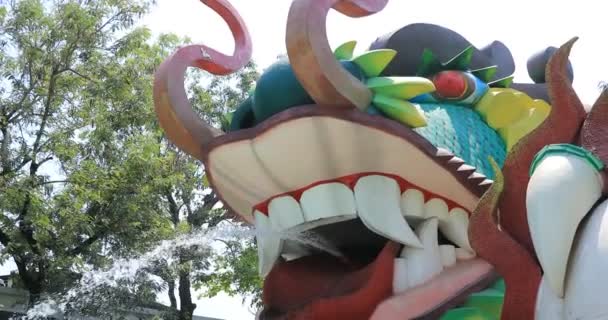 Un gran dragón estatua en el parque Suoi Tien en Ho Chi Minh Vietnam de mano — Vídeos de Stock