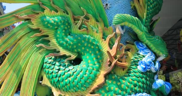 ベトナムのホーチミン市にあるスオイ・ティエン公園にある大きな像竜のハンドヘルド — ストック動画