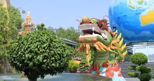 Sebuah patung naga besar di Taman Suoi Tien di Ho Chi Minh Vietnam genggam — Stok Video