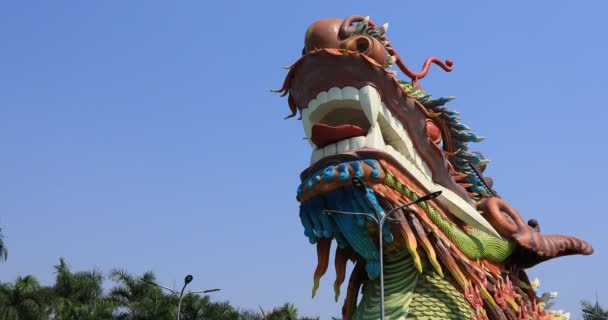 Un gran dragón estatua en el parque Suoi Tien en Ho Chi Minh Vietnam de mano — Vídeos de Stock
